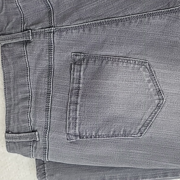 Artisan NY Embroidered Flower High-Rise Skinny Crop Ankle Jeans in Gray & Pink - Picture 16 of 17